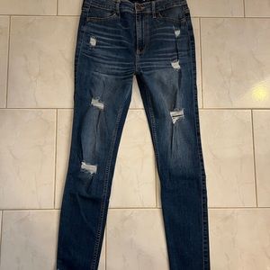 Hollister high rise super skinny jeans. Size 9R waist-29 length-30. Gently used